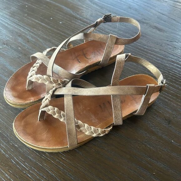Sandals - Picture 2 of 4